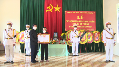 Trao bằng.png