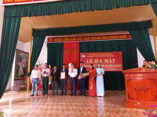 thúy tặng hoa.jpg