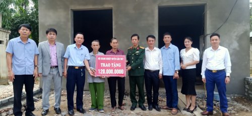 trao tiền chieng chanh.jpg