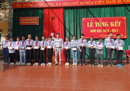 vui trao thưởng cho hs thcs.jpg