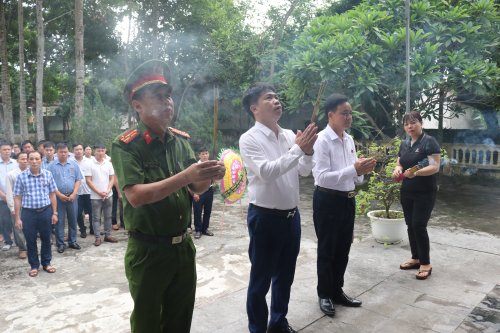 dâng hương 2.jpg