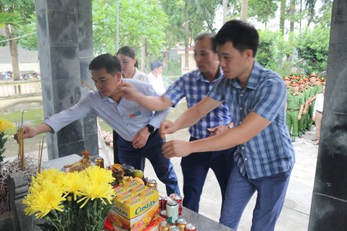 dâng hương 3.jpg