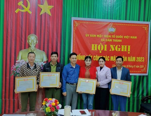 tập thể khen.jpg