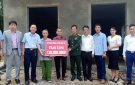 Bàn giao tiền hỗ trợ xây nhà ở cho hộ nghèo  đặc biệt khó khăn