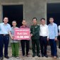 Bàn giao tiền hỗ trợ xây nhà ở cho hộ nghèo  đặc biệt khó khăn